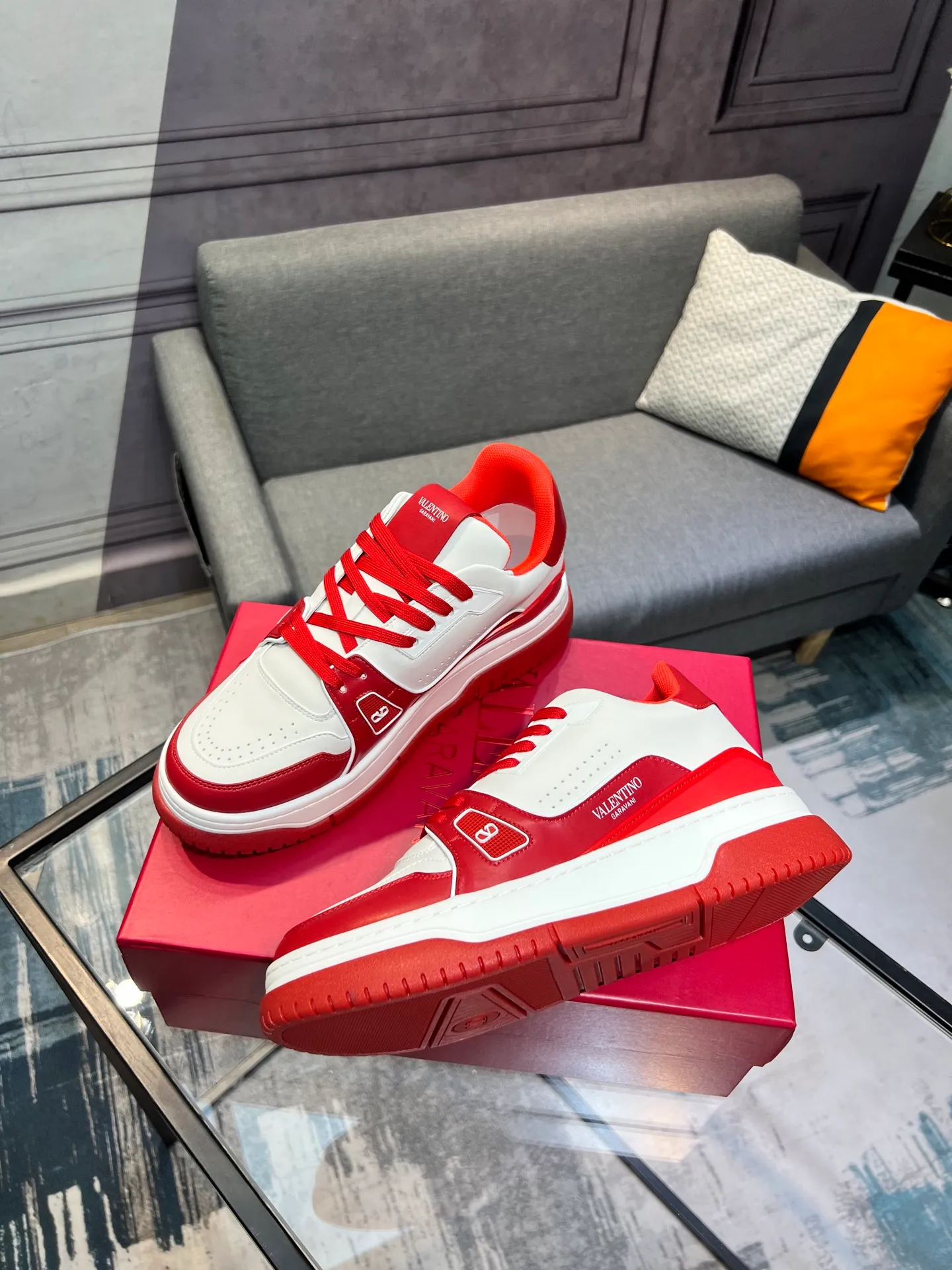 Men's Men's Shoes 💰660 Valentino 2023 early autumn new star shoes are now online! Wang Hedi and Ren Jialun have been worn by many celebrities. Who can refuse the same couple shoes as Wang Hedi! The design of Stars Stab My Heart is cool and spicy. The material of the shoes is cowhide, and every color is beautiful! Size 35-40, men’s size 39-44 (women’s 41, men’s 38, 45🉑️customized)